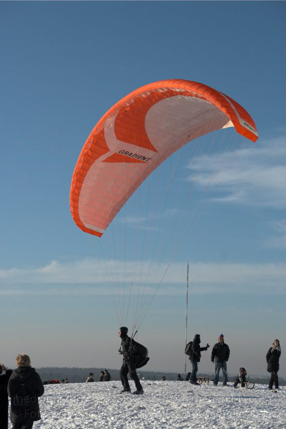 Berlin. Grunewald. Drachenflieger. Paragleiter auf dem Drachenberg. Winter. Schnee.
11. 1. 2009. Berlin. Grunewald. Drachenflieger. Paragleiter auf dem Drachenberg. Winter. Schnee.
Schlüsselwörter: Berlin;Deutschland;Drachenberg;Drachenflieger;Flugsport;Germany;Grunewald;Paragleiter;Schnee;2009;Winter