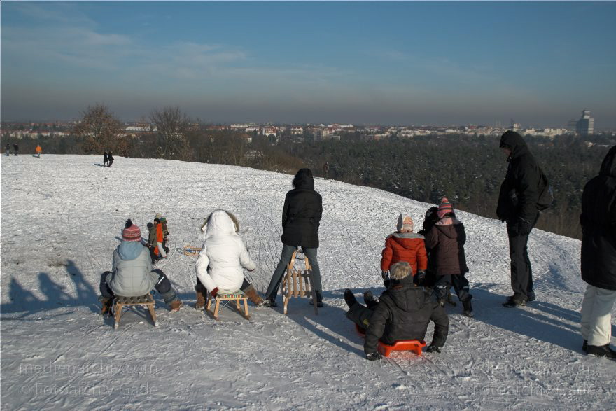 Berlin. Charlottenburg-Wilmersdorf. Rodeln auf dem Drachenberg. Winter
11. 1. 2009. Berlin. Charlottenburg-Wilmersdorf. Wilmersdorf. Grunewald. Wintersport. Rodeln auf dem Drachenberg. Winter. Schnee.
Schlüsselwörter: Berlin;Deutschland;Germany;Grunewald;Rodeln;Schlitten;Schnee;Winter;2009;Wintersprot