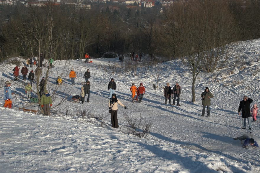 Berlin. Charlottenburg-Wilmersdorf. Rodeln auf dem Drachenberg. Winter
11. 1. 2009. Berlin. Charlottenburg-Wilmersdorf. Wilmersdorf. Grunewald. Wintersport. Rodeln auf dem Drachenberg. Winter. Schnee.
Schlüsselwörter: Berlin;Deutschland;Germany;Grunewald;Rodeln;Schlitten;Schnee;Winter;2009;Wintersprot
