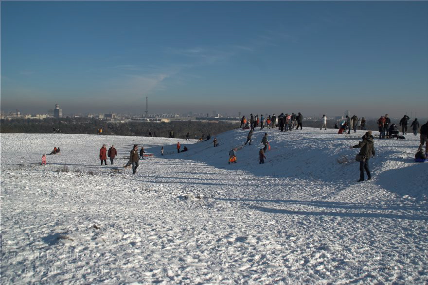 Berlin. Charlottenburg-Wilmersdorf. Rodeln auf dem Drachenberg. Winter
11. 1. 2009. Berlin. Charlottenburg-Wilmersdorf. Wilmersdorf. Grunewald. Wintersport. Rodeln auf dem Drachenberg. Winter. Schnee.
Schlüsselwörter: Berlin;Deutschland;Germany;Grunewald;Rodeln;Schlitten;Schnee;Winter;2009;Wintersprot