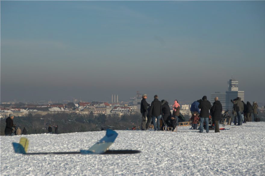 Berlin. Charlottenburg-Wilmersdorf. Rodeln auf dem Drachenberg. Winter
11. 1. 2009. Berlin. Charlottenburg-Wilmersdorf. Wilmersdorf. Grunewald. Wintersport. Rodeln auf dem Drachenberg. Winter. Schnee.
Schlüsselwörter: Berlin;Deutschland;Germany;Grunewald;Rodeln;Schlitten;Schnee;Winter;2009;Wintersprot