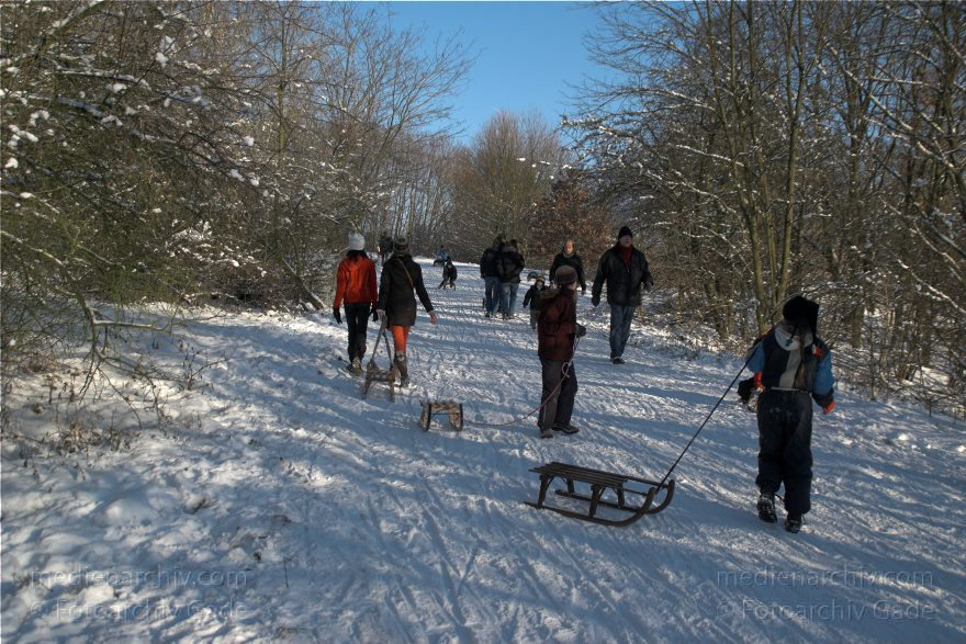 Berlin. Charlottenburg-Wilmersdorf. Rodeln auf dem Drachenberg. Winter
11. 1. 2009. Berlin. Charlottenburg-Wilmersdorf. Wilmersdorf. Grunewald. Wintersport. Rodeln auf dem Drachenberg. Winter. Schnee.
Schlüsselwörter: Berlin;Deutschland;Germany;Grunewald;Rodeln;Schlitten;Schnee;Winter;2009;Wintersprot
