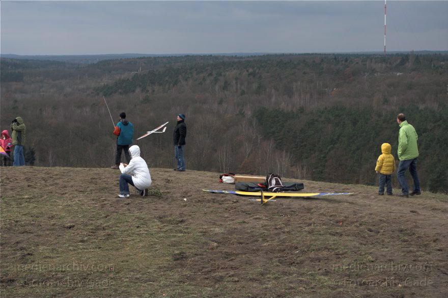 Berlin. Wilmersdorf. Grunewald. Drachenberg. Teufelsberg. Drachenflieger und Modellflugzeugpiloten.
8. 2. 2009. Berlin. Wilmersdorf. Grunewald. Drachenberg. Teufelsberg. Drachenflieger und Modellflugzeugpiloten.
Schlüsselwörter: Berlin;Deutschland;Drachenberg;Germany;Grunewald;Teufelsberg;2009;Wilmersdorf