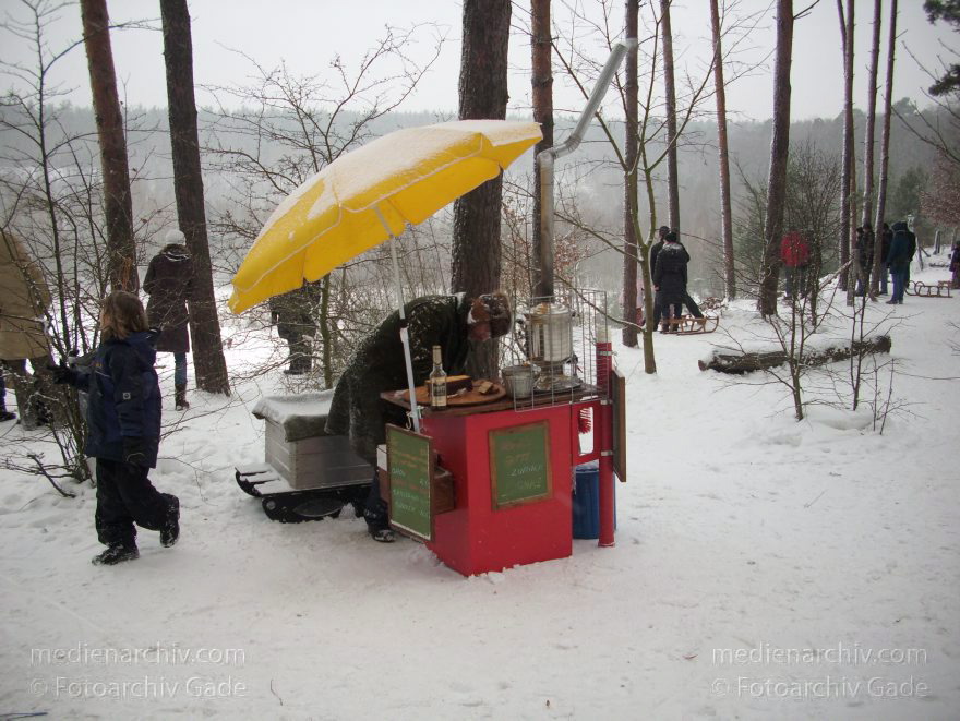 Berlin. Wilmersdorf. Grunewald. Winter. Schnee. Wald. Ein ambulanter Teestand an der verschneiten Kieskuhle.
17. 1. 2010. Berlin. Wilmersdorf. Grunewald. Winter. Schnee. Wald. Ein ambulanter Teestand an der verschneiten Kieskuhle.
Schlüsselwörter: Berlin;Deutschland;Germany;Grunewald;Schnee;Wilmersdorf;Winter;2010;Wintersport