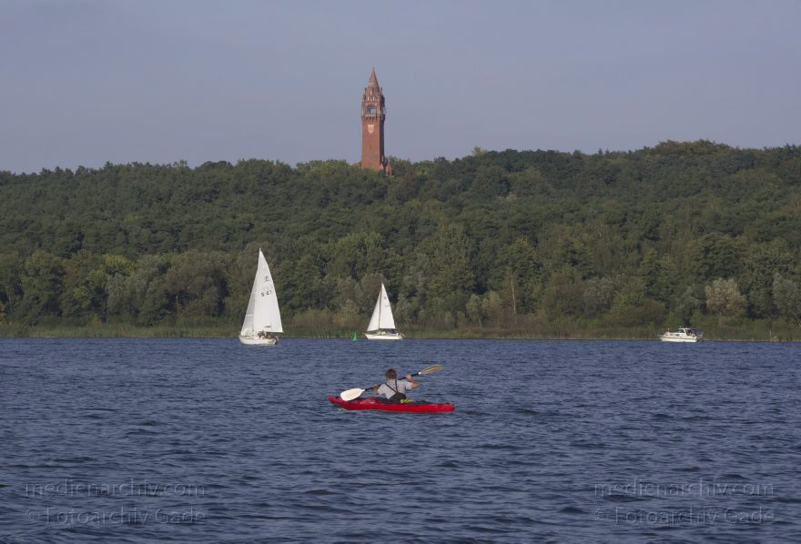 Berlin. Wilmersdorf. Grunewald. Grunewaldturm. Havel. Segelboote
20. 9. 2011. Berlin. Wilmersdorf. Grunewald. Grunewaldturm. Fluss Havel. Segelboote
Schlüsselwörter: Berlin;Boote;Charlottenburg;Deutschland;Fluss;Germany;Grunewald;Grunewaldturm;Havel;Segelboote;2011;Wilmersdorf
