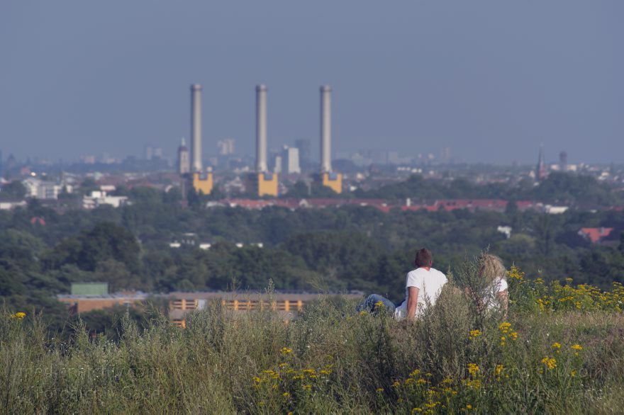 Berlin. Junges Paar auf dem Drachenberg. Kraftwerk Wilmersdorf
2. 8. 2014. Berlin. Junges Paar auf dem Drachenberg in Charlottenburg-Wilmersdorf. Blick auf das Kraftwerk Wilmersdorf
Schlüsselwörter: Berlin;Drachenberg;Fernsehturm;Funkturm;Germany;2014;Messegelände