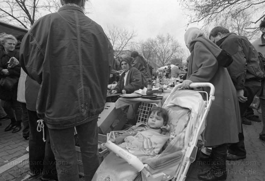 Berlin. Wilmersdorf. Flohmarkt am Fehrbelliner Platz.
Februar 1995. Berlin. Wilmersdorf. Flohmarkt am Fehrbelliner Platz.
Schlüsselwörter: Berlin;Deutschland;Fehrbelliner Platz;Flohmarkt;Germany;Kind;1995;Wilmersdorf