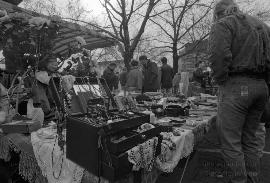 Berlin. Wilmersdorf. Flohmarkt am Fehrbelliner Platz.
Februar 1995. Berlin. Wilmersdorf. Flohmarkt am Fehrbelliner Platz.
Schlüsselwörter: Berlin;Deutschland;Fehrbelliner Platz;Flohmarkt;Germany;1995;Wilmersdorf