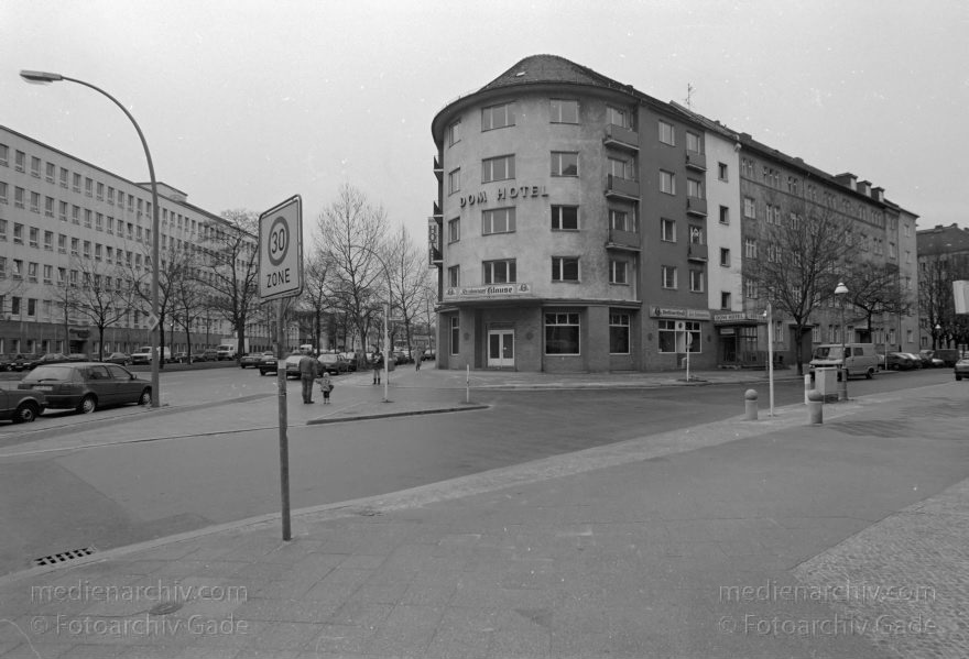 Berlin. Neukölln. Blick von der Grenzallebrücke auf den Oberhafen und Unterhafen.
Januar 2003. Berlin. Neukölln. Blick von der Grenzallebrücke auf den Oberhafen und Unterhafen.
Schlüsselwörter: Berlin;Deutschland;Fehrbelliner Platz;Germany;1995;Wilmersdorf