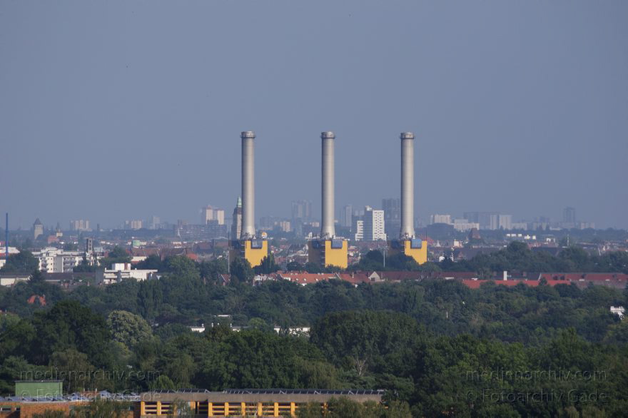 Berlin. Vattenfall Europe AG Kraftwerk Wilmersdorf
2. 8. 2014. Berlin. Blick vom Drachenberg in Charlottenburg-Wilmersdorf auf das Kraftwerk Wilmersdorf. Stromgewinnung.
Schlüsselwörter: Berlin;Fernsehturm;Funkturm;Germany;Kraftwerk;Messegelände;Vattenfall;2014;Wilmersdorf