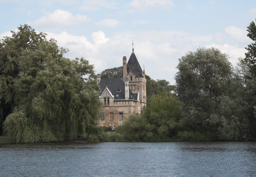 Berlin. Zehlendorf. Jagdschloss Glienicke. Glienicker Lake
25. 6. 2011. Berlin. Zehlendorf. Jagdschloss Glienicke. Glienicker Lake
Schlüsselwörter: Babelsberg;Berlin;Brandenburg;Deutschland;Germany;Glienicke;Havel;Havelhaus;Jagdschloss;Park Babelsberg;Potsdam;Tiefer See;2011;Zehlendorf