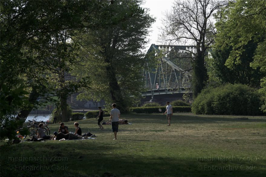 Berlin. Steglitz-Zehlendorf. Glienicker Park. Federball und Sonnen auf der Wiese. Hintergrund: Glienicker Brücke
26. 4. 2009. Berlin. Steglitz-Zehlendorf. Glienicker Park. Federball und Sonnen auf der Wiese. Hintergrund: Glienicker Brücke
Schlüsselwörter: Berlin;Deutschland;Germany;Glienicker Brücke;Glienicker Park;2009;Zehlendorf
