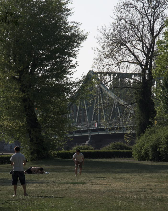 Berlin. Steglitz-Zehlendorf. Glienicker Park. Federball auf der Wiese. Hintergrund: Glienicker Brücke
26. 4. 2009. Berlin. Steglitz-Zehlendorf. Glienicker Park. Federball auf der Wiese. Hintergrund: Glienicker Brücke
Schlüsselwörter: Berlin;Deutschland;Germany;Glienicker Brücke;Glienicker Park;2009;Zehlendorf