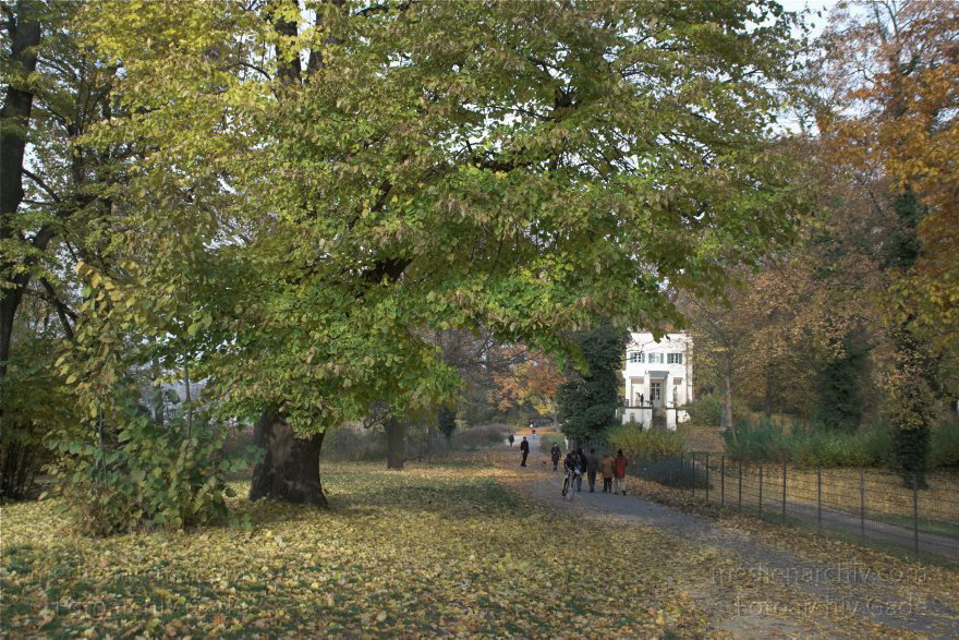 Berlin. Steglitz-Zehlendorf. Ortsteil Wannsee. Park beim Glienicker Schloss
1. 11. 2009. Berlin. Steglitz-Zehlendorf. Ortsteil Wannsee. Park beim Glienicker Schloss
Schlüsselwörter: Berlin;Deutschland;Germany;Glienicke;Herbst;Park;Steglitz-Zehlendorf;Wald;Wannsee;2009;Zehlendorf