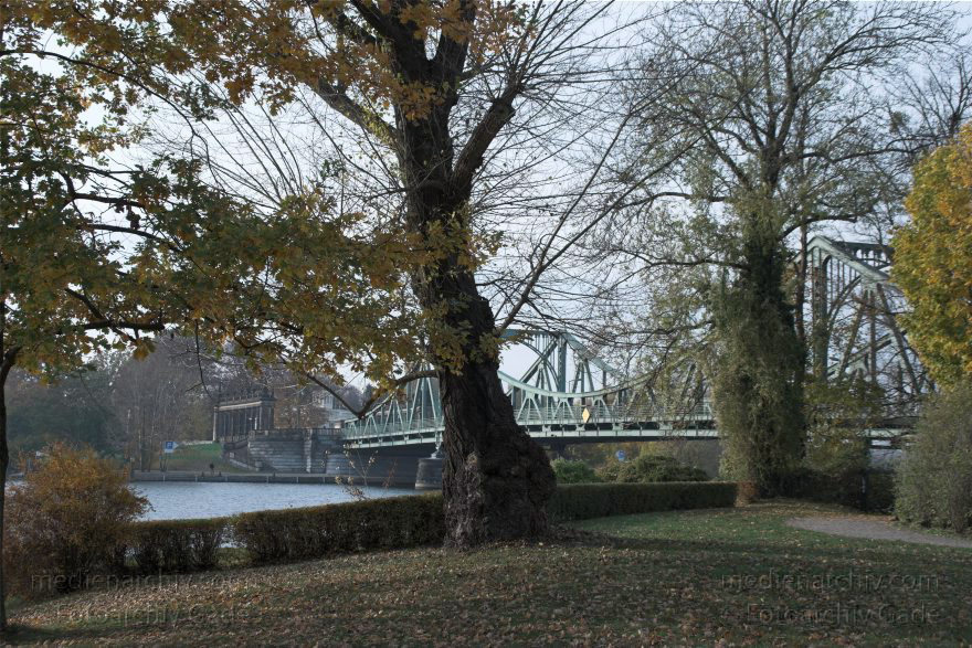 Berlin. Steglitz-Zehlendorf. Ortsteil Wannsee. Park beim Glienicker Schloss
1. 11. 2009. Berlin. Steglitz-Zehlendorf. Ortsteil Wannsee. Park beim Glienicker Schloss
Schlüsselwörter: Berlin;Deutschland;Germany;Glienicke;Herbst;Park;Steglitz-Zehlendorf;Wald;Wannsee;2009;Zehlendorf