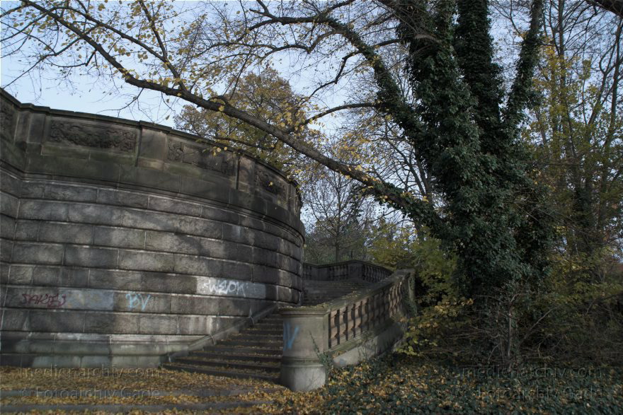 Berlin. Steglitz-Zehlendorf. Ortsteil Wannsee. Park beim Glienicker Schloss
1. 11. 2009. Berlin. Steglitz-Zehlendorf. Ortsteil Wannsee. Park beim Glienicker Schloss
Schlüsselwörter: Berlin;Deutschland;Germany;Glienicke;Herbst;Park;Steglitz-Zehlendorf;Wald;Wannsee;2009;Zehlendorf