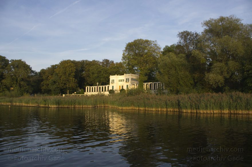 Berlin. Zehlendorf. Wannsee. Schloss Glienicke am Havel
20. 9. 2011. Berlin. Zehlendorf. Wannsee. Schloss Glienicke am Fluss Havel
Schlüsselwörter: Berlin;Deutschland;Fluss;Germany;Glienicke;Havel;Schloss Glienicke;Wannsee;2011;Zehlendorf