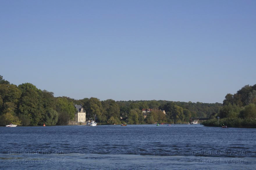 Berlin. Zehlendorf. Jagdschloss Glienicke. Glienicker Lake
2. 10. 2011. Berlin. Zehlendorf. Jagdschloss Glienicke. Glienicker Lake
Schlüsselwörter: Berlin;Brandenburg;Deutschland;Fluss;Germany;Glienicker Lake;Griebnitzkanal;Havel;Jagdschloss Glienicke;Potsdam;Tiefer See;2011;Zehlendorf
