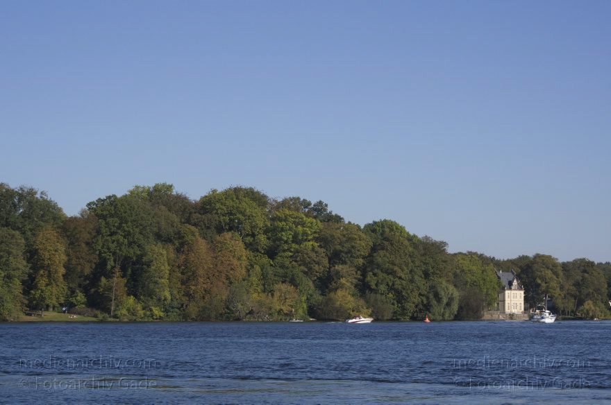 Berlin. Zehlendorf. Jagdschloss Glienicke. Glienicker Lake
2. 10. 2011. Berlin. Zehlendorf. Jagdschloss Glienicke. Glienicker Lake
Schlüsselwörter: Berlin;Brandenburg;Deutschland;Fluss;Germany;Glienicker Lake;Griebnitzkanal;Havel;Jagdschloss Glienicke;Potsdam;Tiefer See;2011;Zehlendorf
