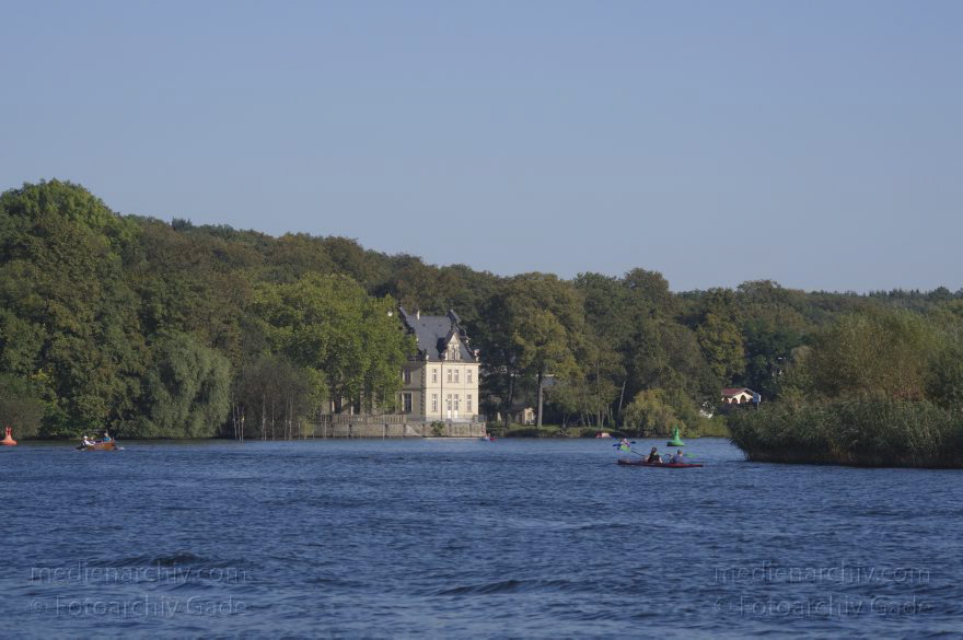 Berlin. Zehlendorf. Jagdschloss Glienicke. Glienicker Lake
2. 10. 2011. Berlin. Zehlendorf. Jagdschloss Glienicke. Glienicker Lake
Schlüsselwörter: Berlin;Brandenburg;Deutschland;Fluss;Germany;Glienicker Lake;Griebnitzkanal;Havel;Jagdschloss Glienicke;Potsdam;Tiefer See;2011;Zehlendorf