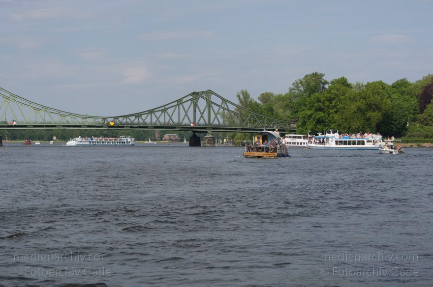 Berlin. Zehlendorf. Wannsee. Glienicker Lake. Glienicker Brücke. Havel. Motorboote. Floß von Havelmeer und Fahrgastschiff.
19. 5. 2012. Berlin. Zehlendorf. Wannsee. Glienicker Lake. Glienicker Brücke. Havel. Motorboote. Floß von Havelmeer und Fahrgastschiff.
Schlüsselwörter: Berlin;Boote;Deutschland;Germany;Glienicker Brücke;Glienicker Lake;Motorboote;Schiffe;2012;Wannsee