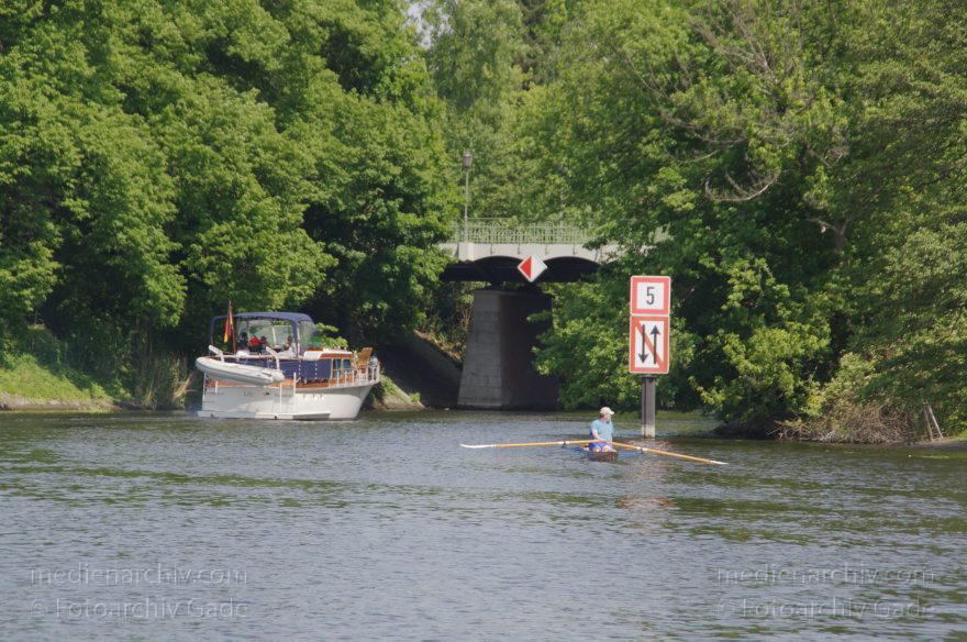 Berlin. Zehlendorf. Wannsee. Motorboote auf dem Griebnitzkanal beim Stölpchensee
19. 5. 2012. Berlin. Zehlendorf. Wannsee. Motorboote auf dem Griebnitzkanal beim Stölpchensee
Schlüsselwörter: Berlin;Deutschland;Germany;Griebnitzkanal;Motorboote;Sportboote;Wannsee;2012;Zehlendorf