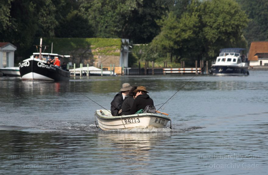 Berlin. Zehlendorf. Wannsee. Angler im Kahn. Boot. Kleiner Wannsee
11. 6. 2011. Berlin. Zehlendorf. Wannsee. Angler im Kahn. Boot. Kleiner Wannsee
Schlüsselwörter: Angler;Berlin;Boot;Deutschland;Germany;Kahn;Kleiner Wannsee;Wannsee;2011;Zehlendorf