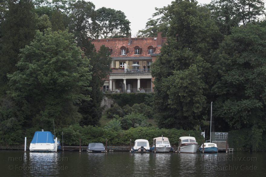 Berlin. Zehlendorf. Wannsee. Kleiner Wannsee. Villa
25. 6. 2011. Berlin. Zehlendorf. Wannsee. Kleiner Wannsee. Villa
Schlüsselwörter: Berlin;Deutschland;Germany;Kleiner Wannsee;Villa;Wannsee;2011;Zehlendorf