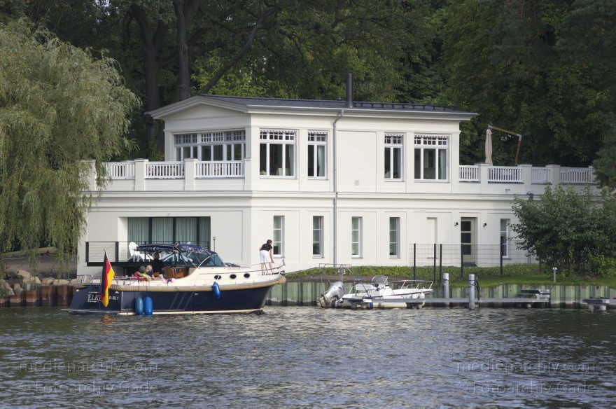 Berlin. Zehlendorf. Wannsee. Kleiner Wannsee. Villen und Boote. Wassersport
11. 9. 2011. Berlin. Zehlendorf. Wannsee. Kleiner Wannsee. Villen und Boote. Wassersport
Schlüsselwörter: Berlin;Boote;Deutschland;Germany;Kleiner Wannsee;Motorboote;Wannsee;2011;Zehlendorf