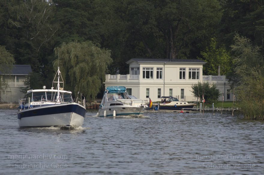 Berlin. Zehlendorf. Wannsee. Kleiner Wannsee. Villen und Boote. Wassersport
11. 9. 2011. Berlin. Zehlendorf. Wannsee. Kleiner Wannsee. Villen und Boote. Wassersport
Schlüsselwörter: Berlin;Boote;Deutschland;Germany;Kleiner Wannsee;Motorboote;Wannsee;2011;Zehlendorf