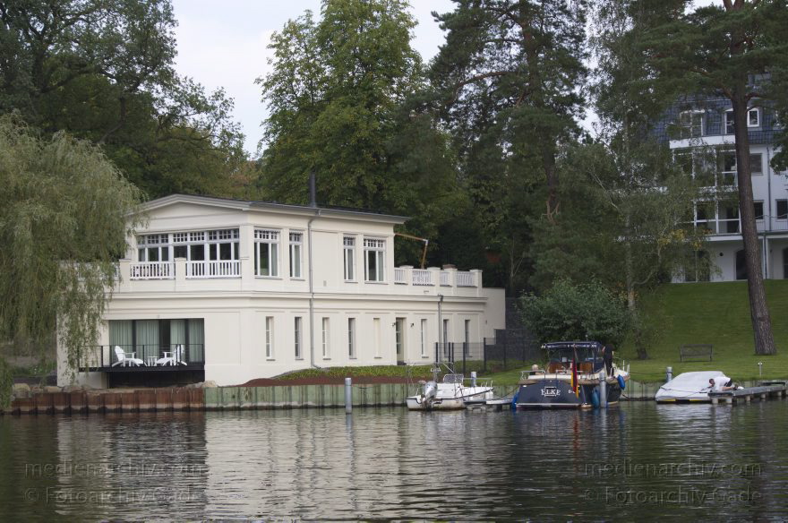 Berlin. Zehlendorf. Wannsee. Kleiner Wannsee. Motorboote. Bootshaus
17. 9. 2011. Berlin. Zehlendorf. Wannsee. Kleiner Wannsee. Motorboote. Bootshaus
Schlüsselwörter: Berlin;Boote;Bootshaus;Deutschland;Germany;Kleiner Wannsee;Motorboote;Wannsee;2011;Zehlendorf