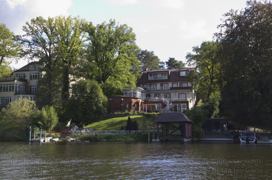 Berlin. Zehlendorf. Wannsee. Kleiner Wannsee. Villen und Boote.
9. 10. 2011. Berlin. Zehlendorf. Wannsee. Kleiner Wannsee. Villen und Boote.
Schlüsselwörter: Berlin;Deutschland;Germany;Kleiner Wannsee;Wannsee;2011;Zehlendorf