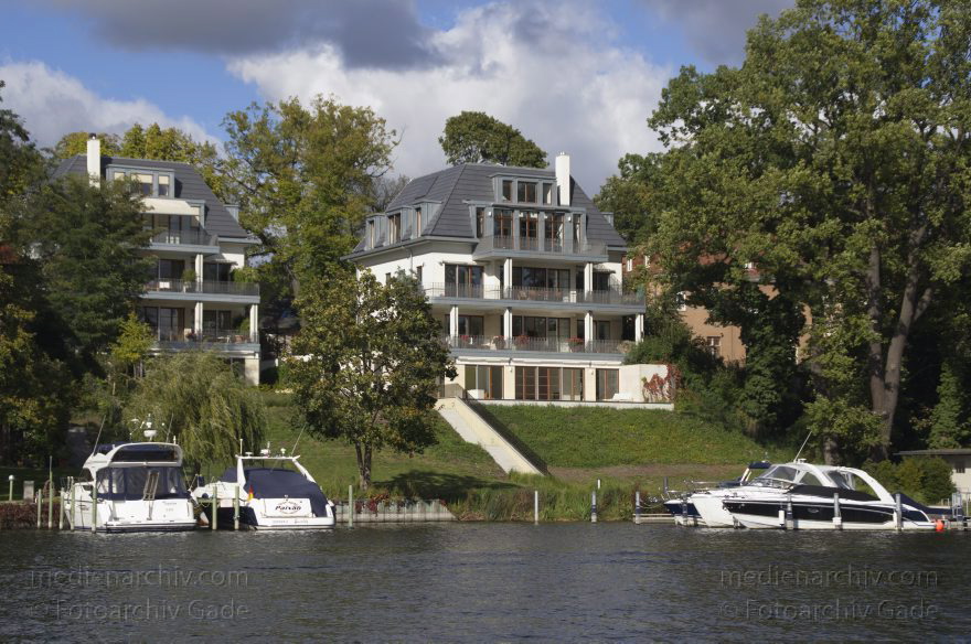 Berlin. Zehlendorf. Wannsee. Kleiner Wannsee. Villen und Boote.
9. 10. 2011. Berlin. Zehlendorf. Wannsee. Kleiner Wannsee. Villen und Boote.
Schlüsselwörter: Berlin;Deutschland;Germany;Kleiner Wannsee;Wannsee;2011;Zehlendorf