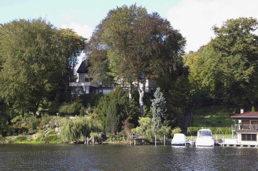 Berlin. Zehlendorf. Wannsee. Kleiner Wannsee. Villen und Boote.
9. 10. 2011. Berlin. Zehlendorf. Wannsee. Kleiner Wannsee. Villen und Boote.
Schlüsselwörter: Berlin;Deutschland;Germany;Kleiner Wannsee;Wannsee;2011;Zehlendorf