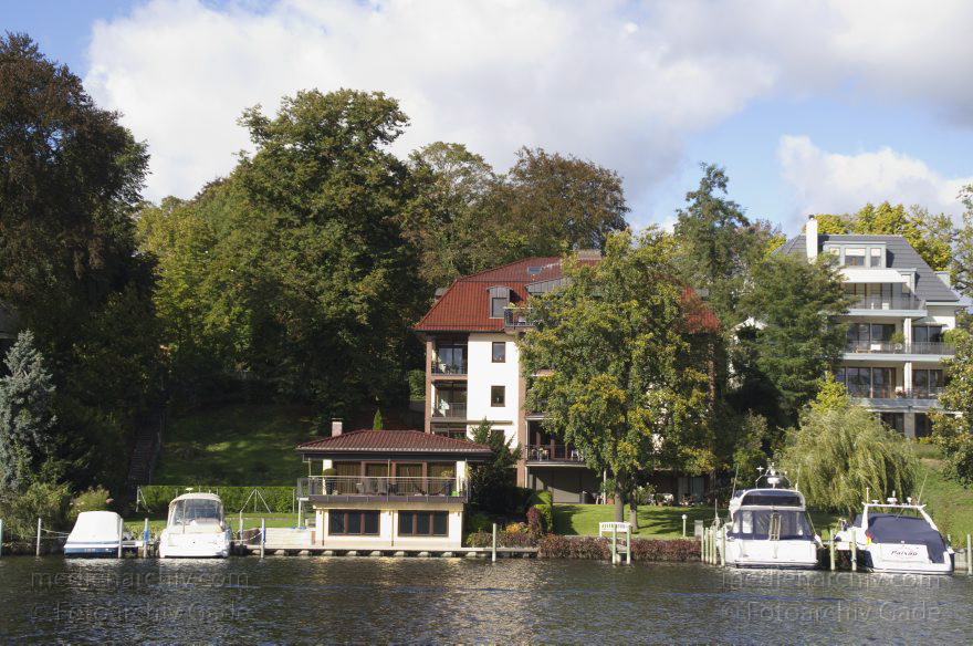 Berlin. Zehlendorf. Wannsee. Kleiner Wannsee. Villen und Boote.
9. 10. 2011. Berlin. Zehlendorf. Wannsee. Kleiner Wannsee. Villen und Boote.
Schlüsselwörter: Berlin;Deutschland;Germany;Kleiner Wannsee;Wannsee;2011;Zehlendorf