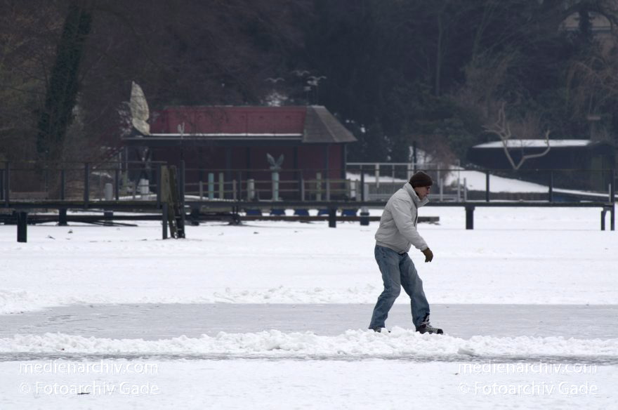 Berlin. Zehlendorf. Wannsee. Zugefrorener Kleiner Wannsee. Winter. Eis. SchneeBerlin. Zehlendorf. Wannsee. Zugefrorener Kleiner Wannsee. Winter. Eis. Schnee. Eisangler
14. 2. 2012. Berlin. Zehlendorf. Wannsee. Zugefrorener Kleiner Wannsee. Winter. Eis. Schnee. 2012. Berlin. Zehlendorf. Wannsee. Zugefrorener Kleiner Wannsee. Winter. Eis. Schnee. Eisangler
Schlüsselwörter: Berlin;Deutschland;Eis;Eisangler;Eislaufen;Germany;Kleiner Wannsee;Schlittschuhläufer;Schnee;Wannsee;Winter;Zehlendorf;2012;zugefroren