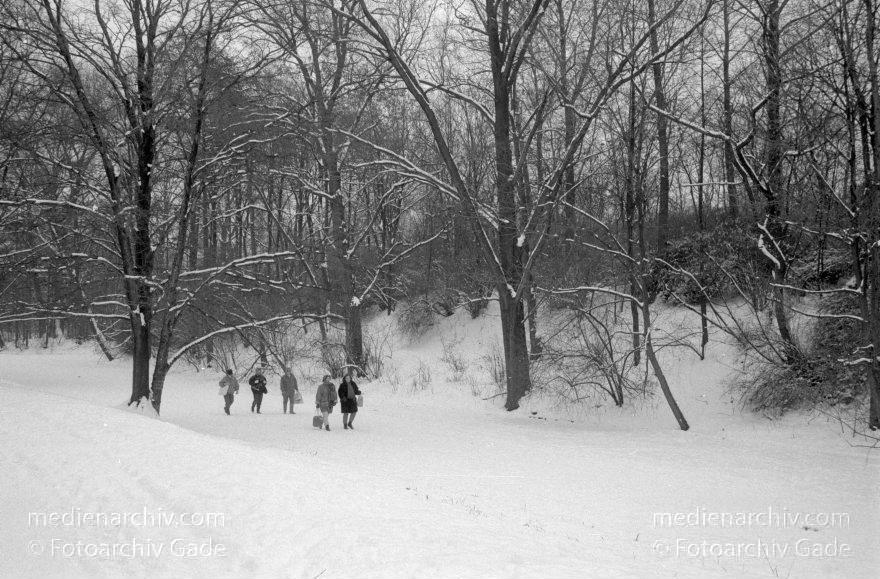 Berlin. Zehlendorf. Nikolassee. Winter. Schneefall.
Februar 1991. Berlin. Zehlendorf. Nikolassee. Winter. Schneefall.
Schlüsselwörter: Berlin;Deutschland;Germany;Nikolassee;Schnee;Winter;1991;Zehlendorf
