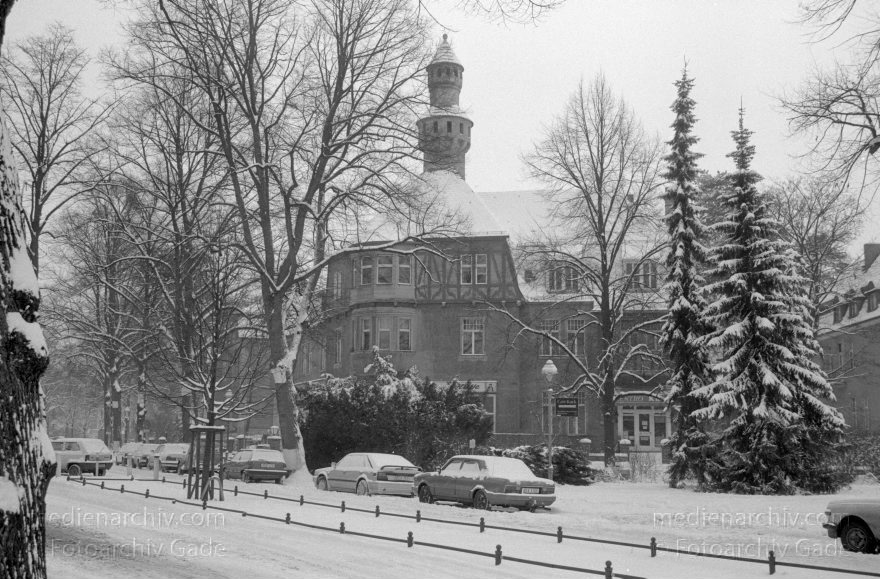 Berlin. Zehlendorf. Nikolassee. Winter. Schneefall.
Februar 1991. Berlin. Zehlendorf. Nikolassee. Winter. Schneefall.
Schlüsselwörter: Berlin;Deutschland;Germany;Nikolassee;Schnee;Winter;1991;Zehlendorf