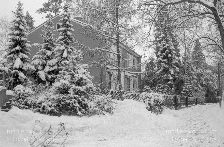 Berlin. Zehlendorf. Nikolassee. Winter. Schneefall.
Februar 1991. Berlin. Zehlendorf. Nikolassee. Winter. Schneefall.
Schlüsselwörter: Berlin;Deutschland;Germany;Nikolassee;Schnee;Winter;1991;Zehlendorf