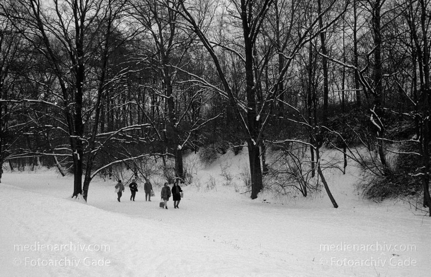 Berlin. Nikolassee im Winter. Verschneite Landschaft
Februar 1991. Berlin. Zehlendorf. Nikolas See. Verschneite Landschaft Winter. Schnee
Schlüsselwörter: Nikolassee;Berlin;Deutschland;Germany;Zehlendorf;Winter;Schnee;1991