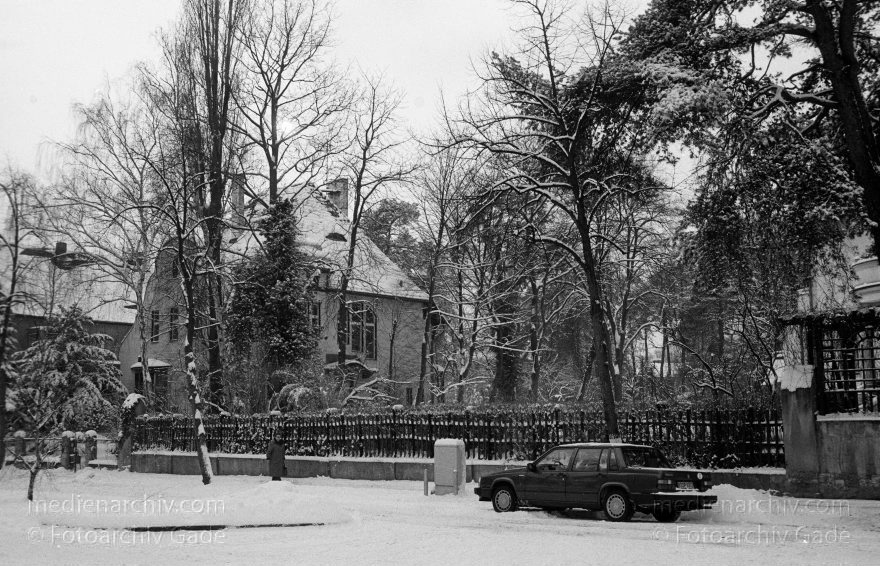 Berlin. Nikolassee im Winter verschneite Straßen
Februar 1991. Berlin. Zehlendorf. Nikolas See. Winter. Schnee. Verschneite Straßen
Schlüsselwörter: Nikolassee;Berlin;Deutschland;Germany;Zehlendorf;Winter;Schnee;1991