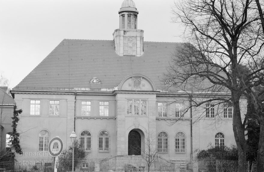 Berlin. Zehlendorf - Nikolassee. Winter.
18. Februar 1992. Berlin. Zehlendorf. Nikolassee. Winter.
Schlüsselwörter: Berlin;Deutschland;Germany;Nikolassee;Villa;1992;Zehlendorf