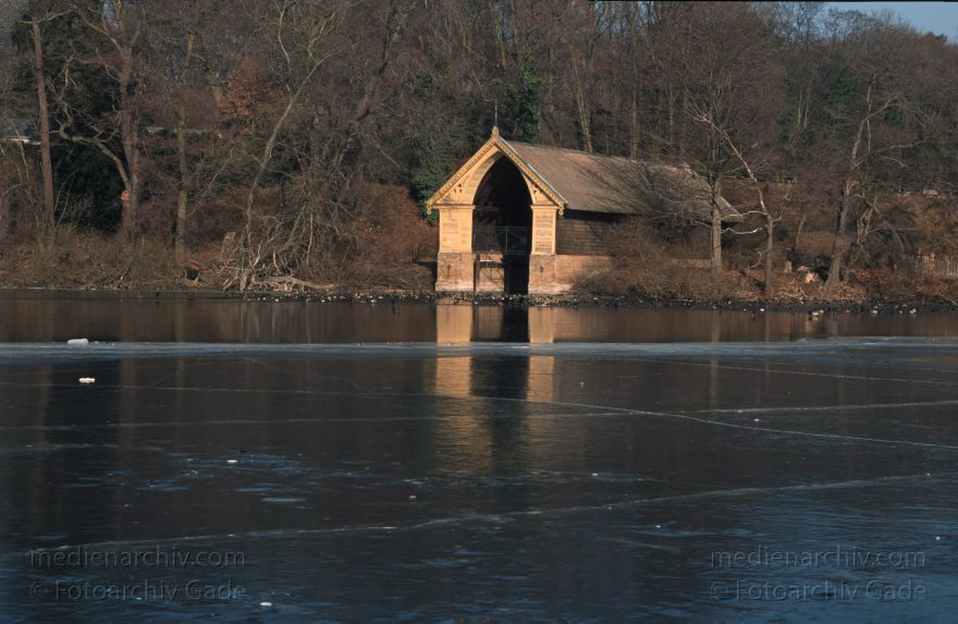 Berlin. Wannsee. Pfaueninsel. Schlittschuhläufer auf der zugefrorenen Havel.
1996. Berlin. Wannsee. Pfaueninsel. Schlittschuhläufer auf der zugefrorenen Havel.
Schlüsselwörter: Berlin;Deutschland;Fähre;Germany;Havel;Pfaueninsel;Schlittschuhlaufen;Wannsee;1996;Zehlendorf