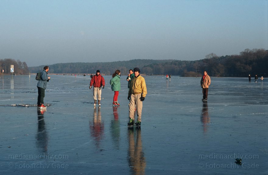 Berlin. Wannsee. Pfaueninsel. Schlittschuhläufer auf der zugefrorenen Havel.
1996. Berlin. Wannsee. Pfaueninsel. Schlittschuhläufer auf der zugefrorenen Havel.
Schlüsselwörter: Berlin;Deutschland;Fähre;Germany;Havel;Pfaueninsel;Schlittschuhlaufen;Wannsee;1996;Zehlendorf