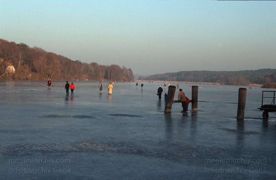 Berlin. Wannsee. Pfaueninsel. Schlittschuhläufer auf der zugefrorenen Havel.
1996. Berlin. Wannsee. Pfaueninsel. Schlittschuhläufer auf der zugefrorenen Havel.
Schlüsselwörter: Berlin;Deutschland;Fähre;Germany;Havel;Pfaueninsel;Schlittschuhlaufen;Wannsee;1996;Zehlendorf