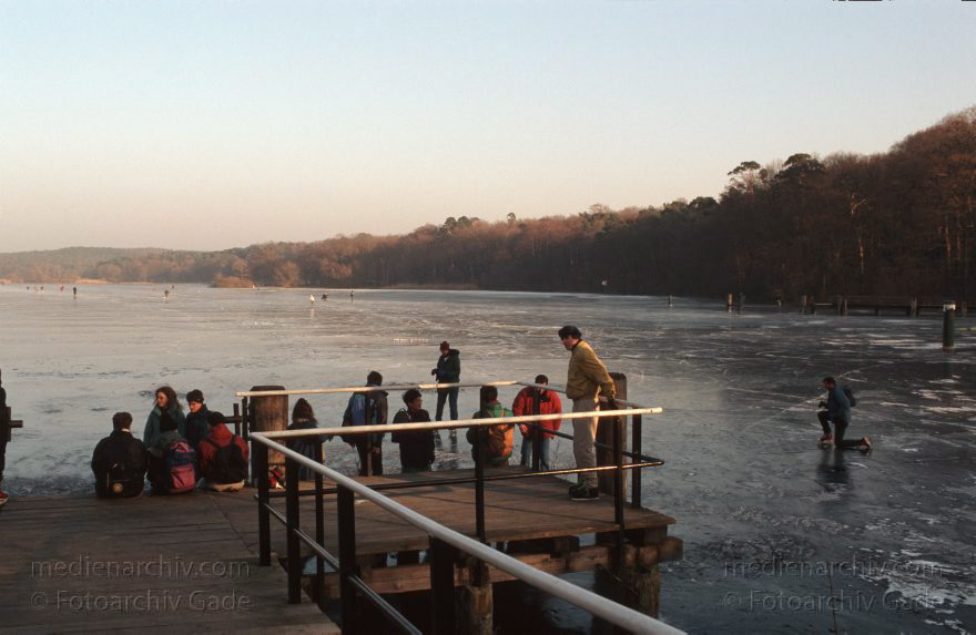 Berlin. Wannsee. Pfaueninsel. Schlittschuhläufer auf der zugefrorenen Havel.
1996. Berlin. Wannsee. Pfaueninsel. Schlittschuhläufer auf der zugefrorenen Havel.
Schlüsselwörter: Berlin;Deutschland;Fähre;Germany;Havel;Pfaueninsel;Schlittschuhlaufen;Wannsee;1996;Zehlendorf