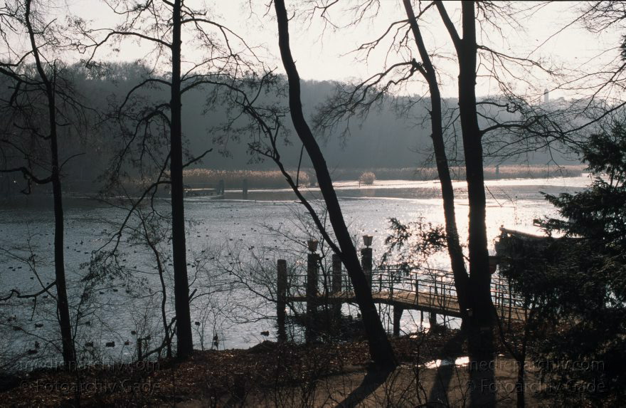 Berlin. Wannsee. Pfaueninsel.
1996. Berlin. Wannsee. Pfaueninsel.
Schlüsselwörter: Berlin;Deutschland;Germany;Havel;Pfaueninsel;Wannsee;1996;Zehlendorf