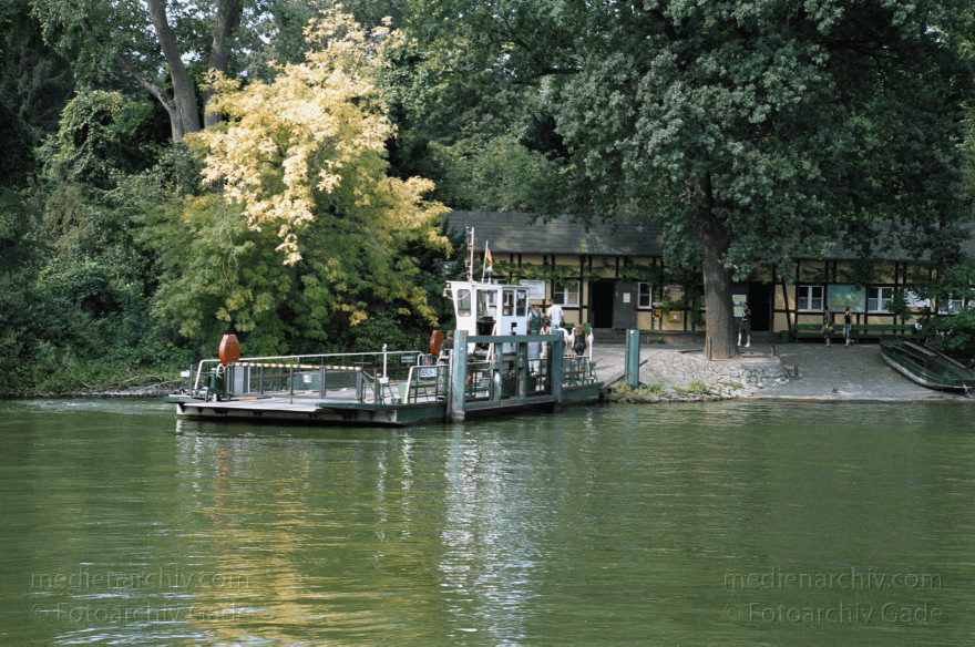 Berlin. Wannsee. Havel. Fähre an der Pfaueninsel
August 2002. Berlin. Wannsee. Fluss Havel. Fähre an der Pfaueninsel
Schlüsselwörter: Berlin;Brandenburg;Deutschland;Fluss;Fähre;Germany;Havel;Pfaueninsel;2002;Wannsee