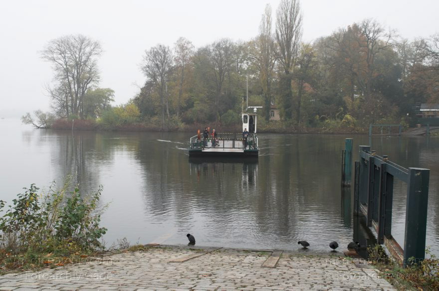 Berlin. Zehlendorf. Wannsee. Fähre zur Pfaueninsel auf der Havel.
2. 11. 2008. Berlin. Zehlendorf. Wannsee. Fähre zur Pfaueninsel auf der Havel.
Schlüsselwörter: Berlin;Deutschland;Fluss;Fähre;Germany;Havel;Pfaueninsel;Schiff;Wannsee;2008;Zehlendorf