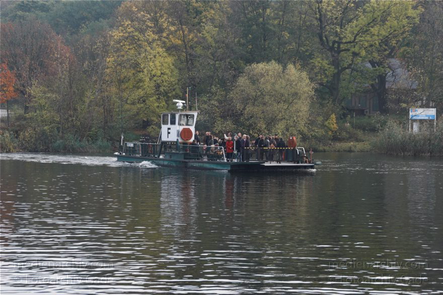 Berlin. Zehlendorf. Wannsee. Fähre zur Pfaueninsel auf der Havel.
2. 11. 2008. Berlin. Zehlendorf. Wannsee. Fähre zur Pfaueninsel auf der Havel.
Schlüsselwörter: Berlin;Deutschland;Fluss;Fähre;Germany;Havel;Pfaueninsel;Schiff;Wannsee;2008;Zehlendorf